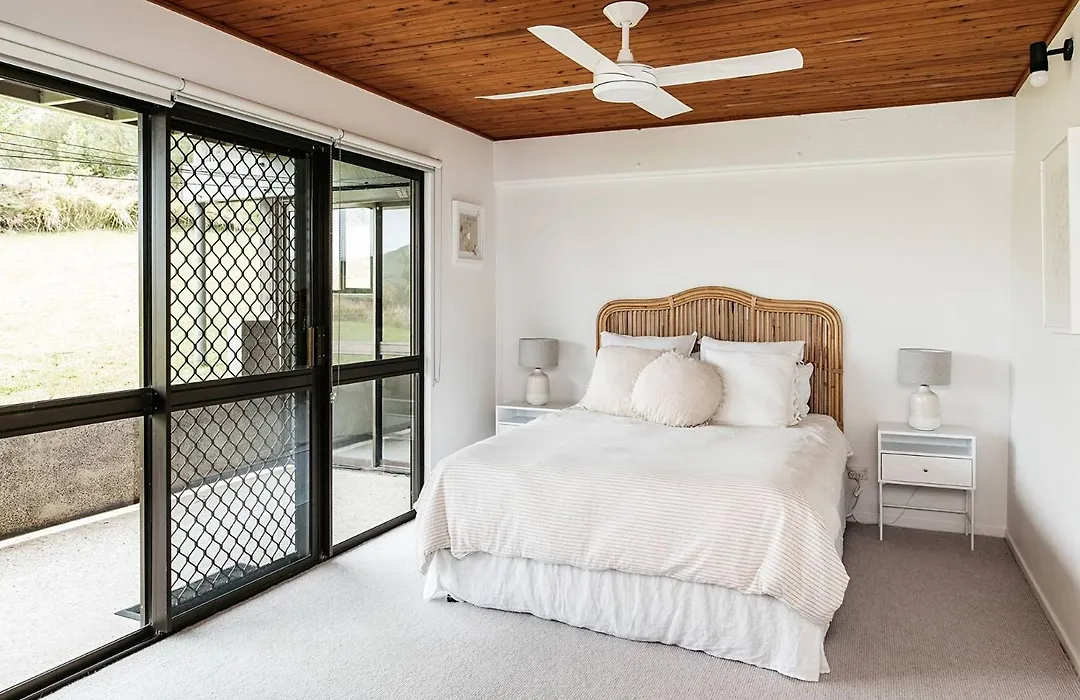 Cape Breeze - 5 Bedroom Home With Headland Views-1